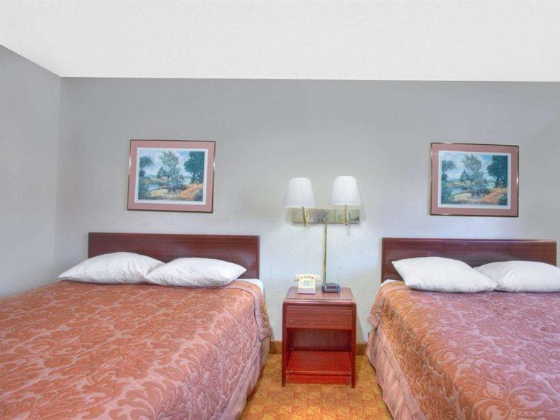 Super 8 By Wyndham Charlottesville Ngoại thất bức ảnh
