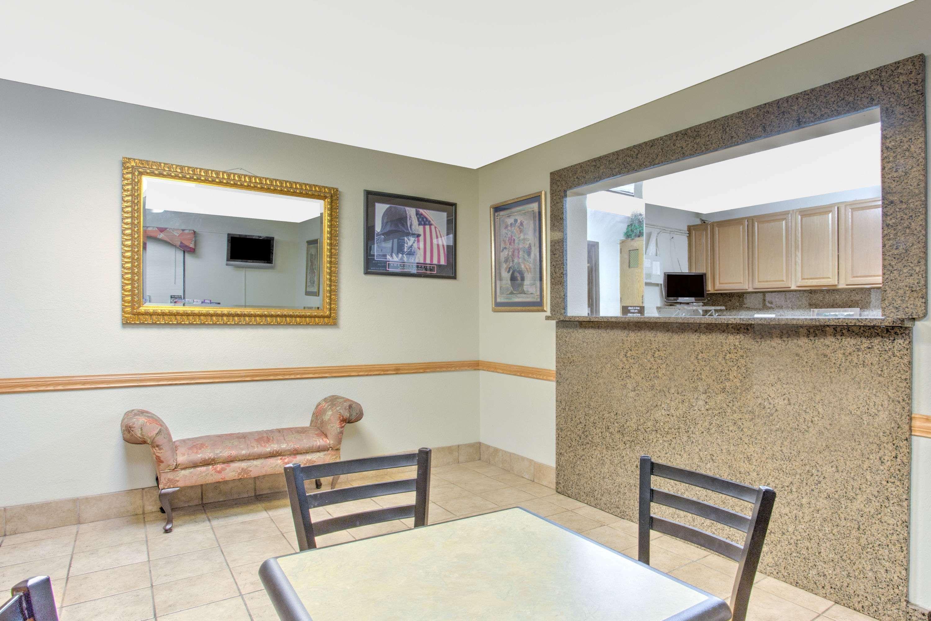 Super 8 By Wyndham Charlottesville Ngoại thất bức ảnh