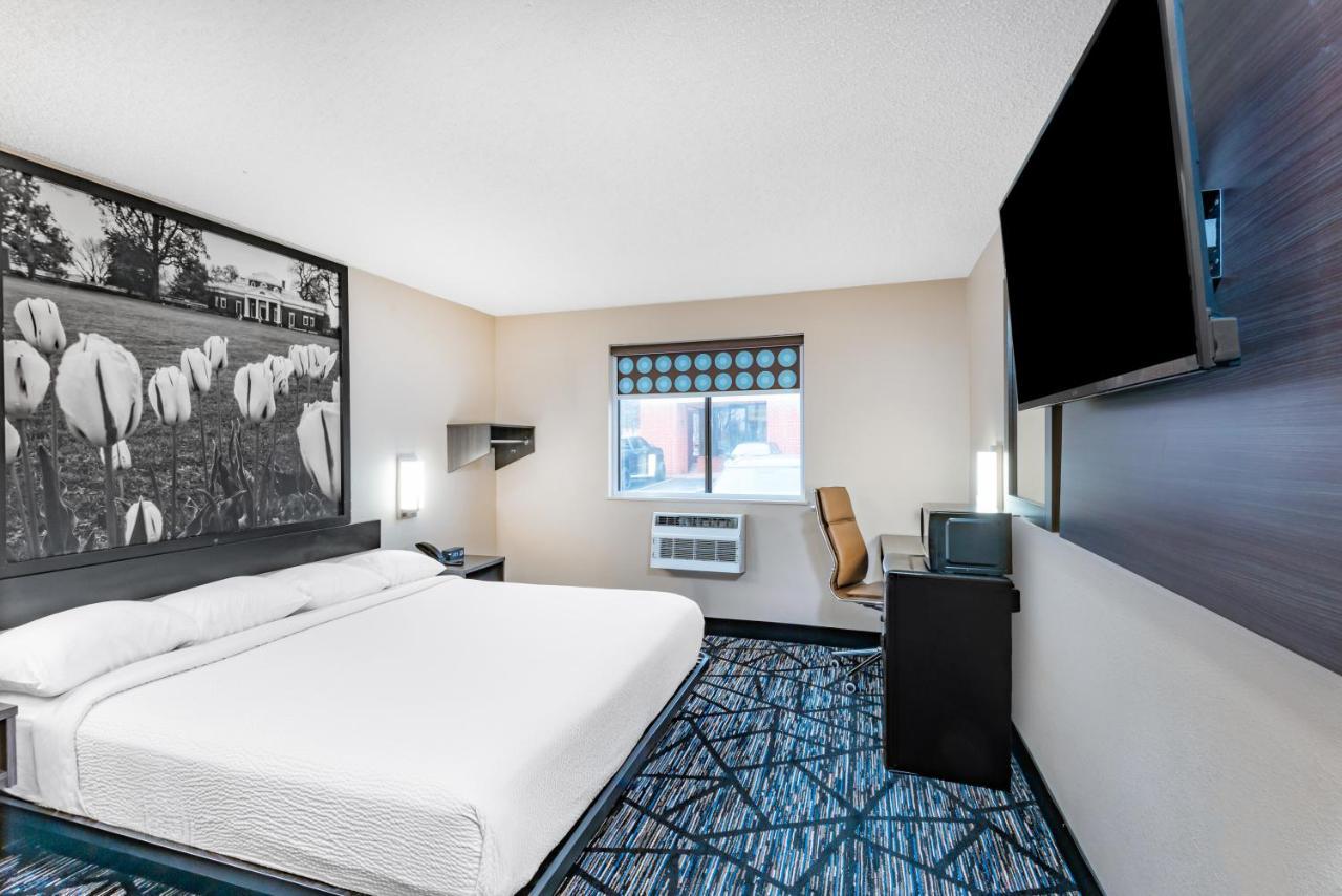 Super 8 By Wyndham Charlottesville Ngoại thất bức ảnh