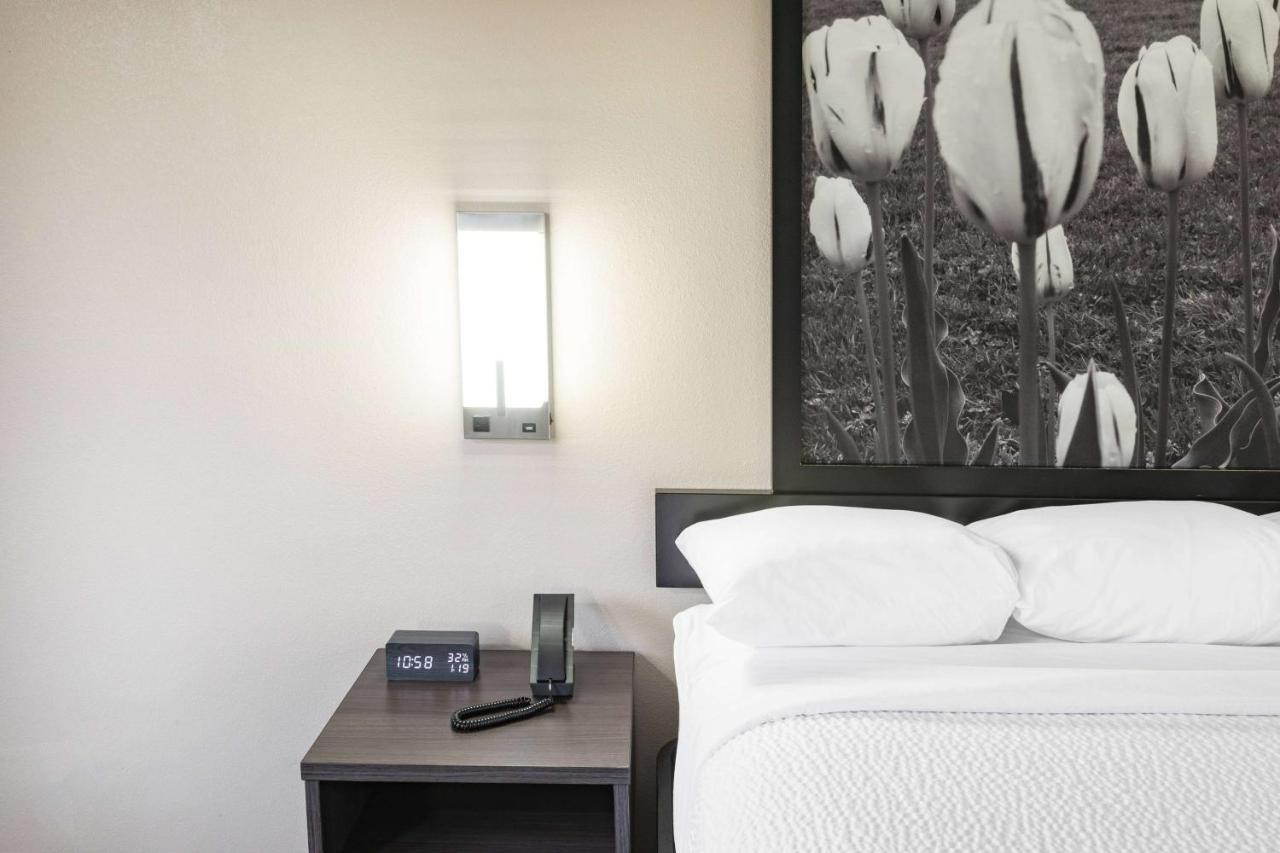Super 8 By Wyndham Charlottesville Ngoại thất bức ảnh